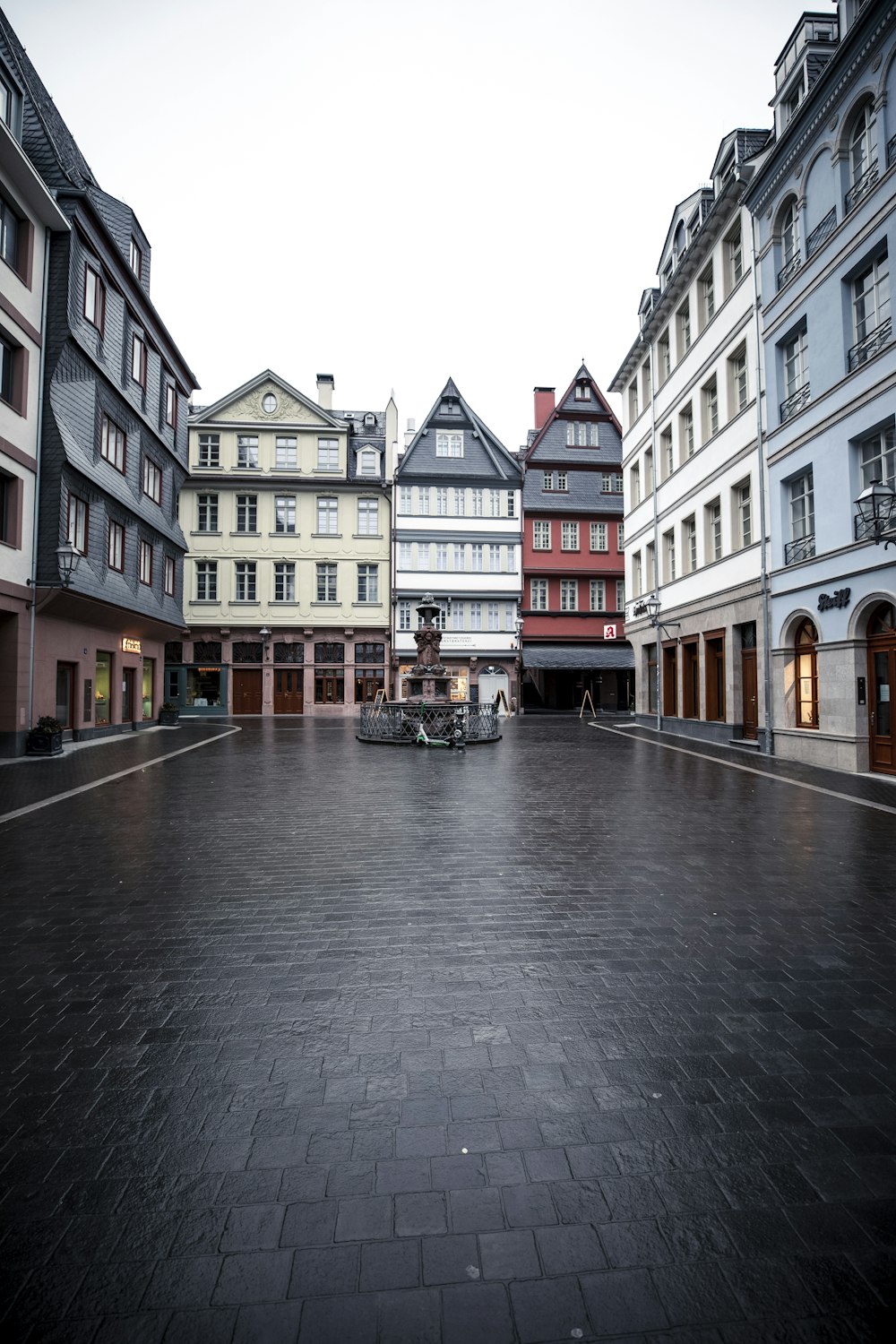 Menschen, die tagsüber auf der Straße zwischen Gebäuden gehen