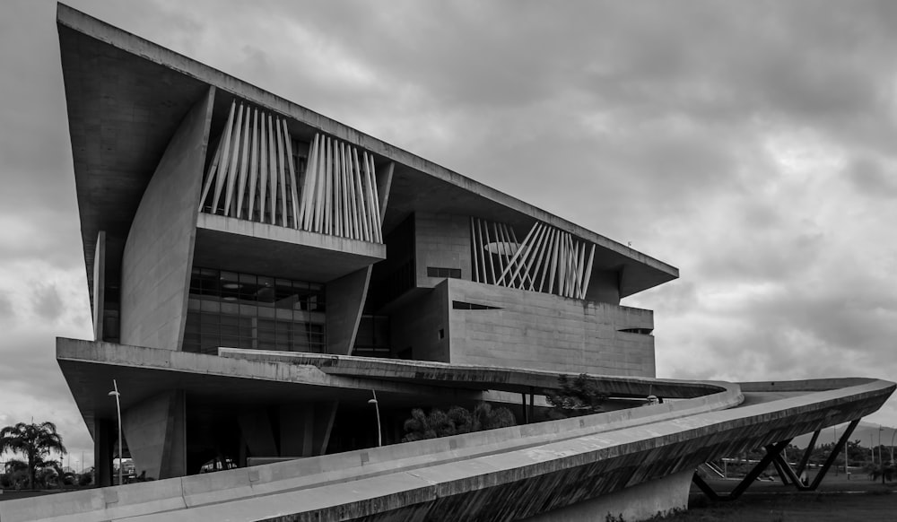 Foto en escala de grises de un edificio de hormigón