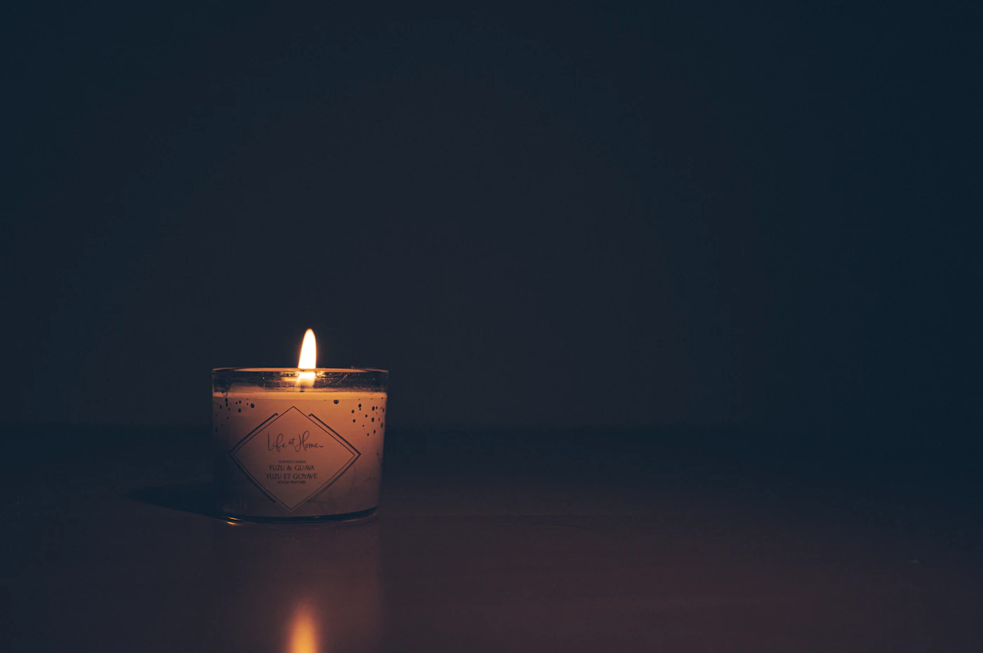 Vela encendida en un cuarto oscuro