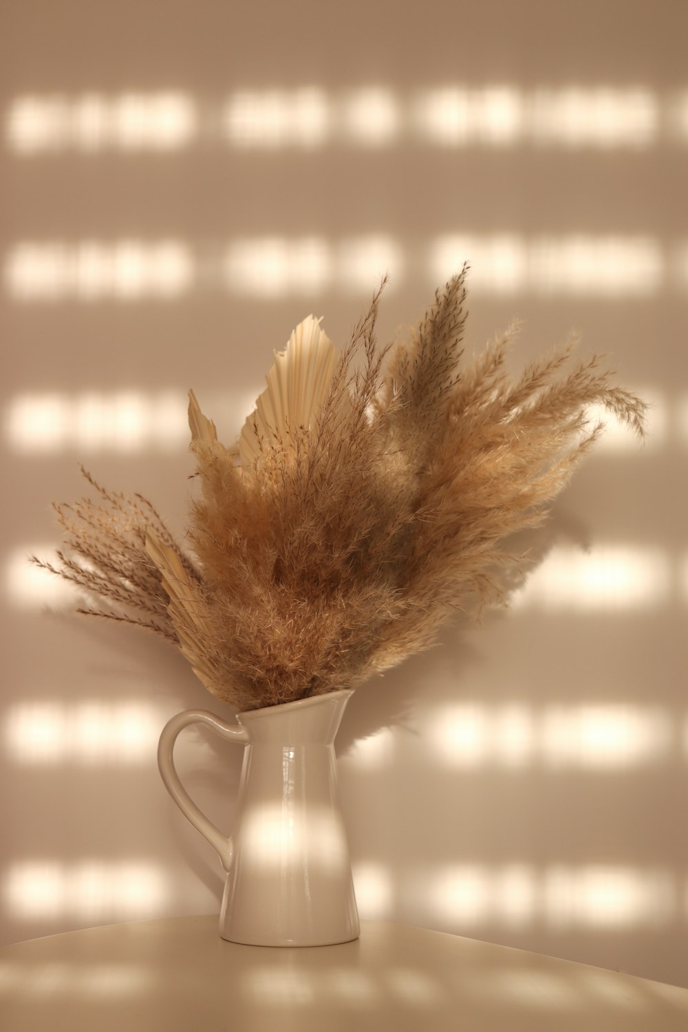 Planta marrón en jarrón de vidrio transparente