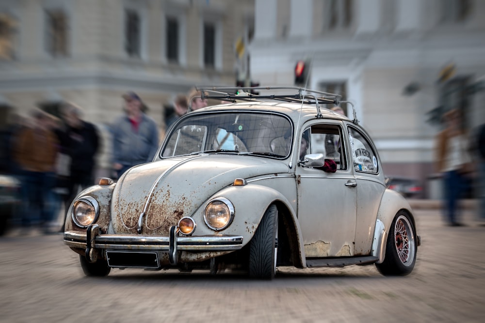 Brauner Volkswagen Käfer tagsüber auf der Straße geparkt