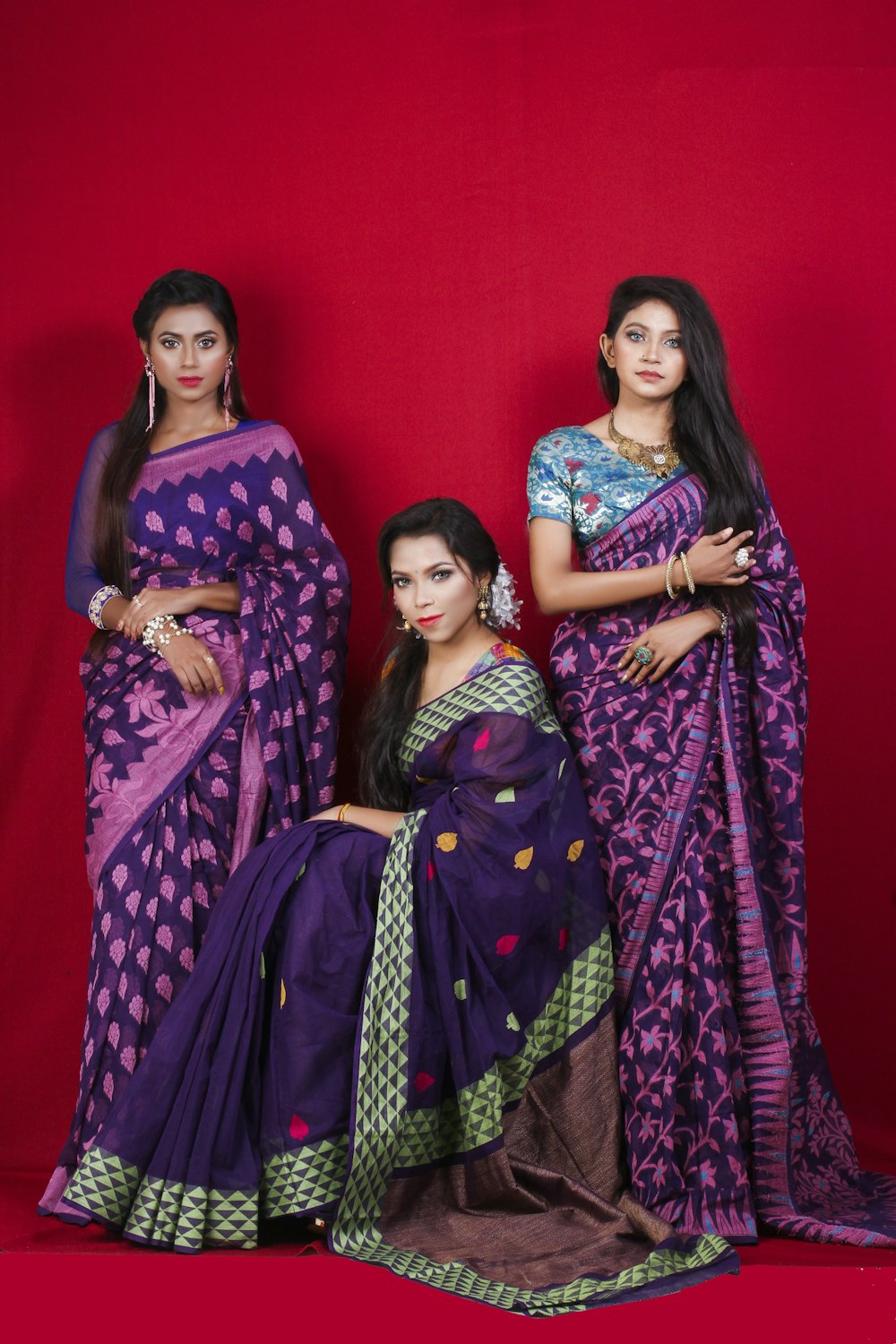 3 femmes en sari violet et rose