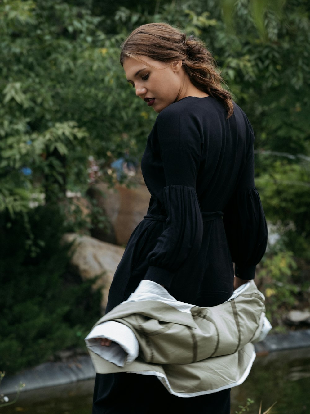 Donna in camicia nera a maniche lunghe e pantaloni bianchi seduti su una  panchina di cemento durante il giorno foto – Ragazza Immagine gratuita su  Unsplash