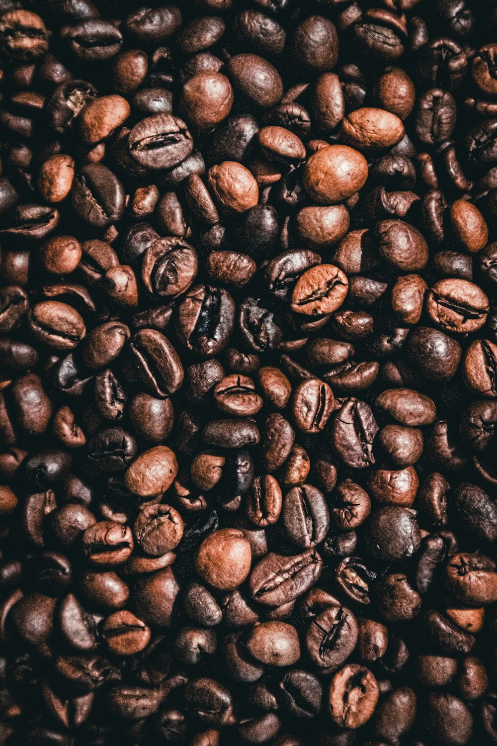 黒い表面に茶色のコーヒー豆