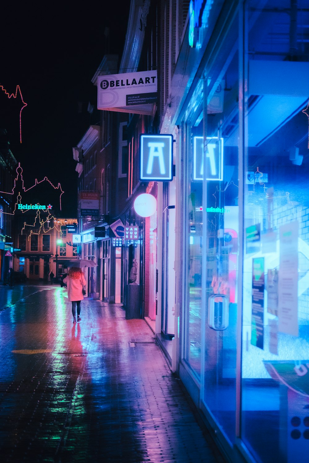 Personas que caminan por la acera durante la noche