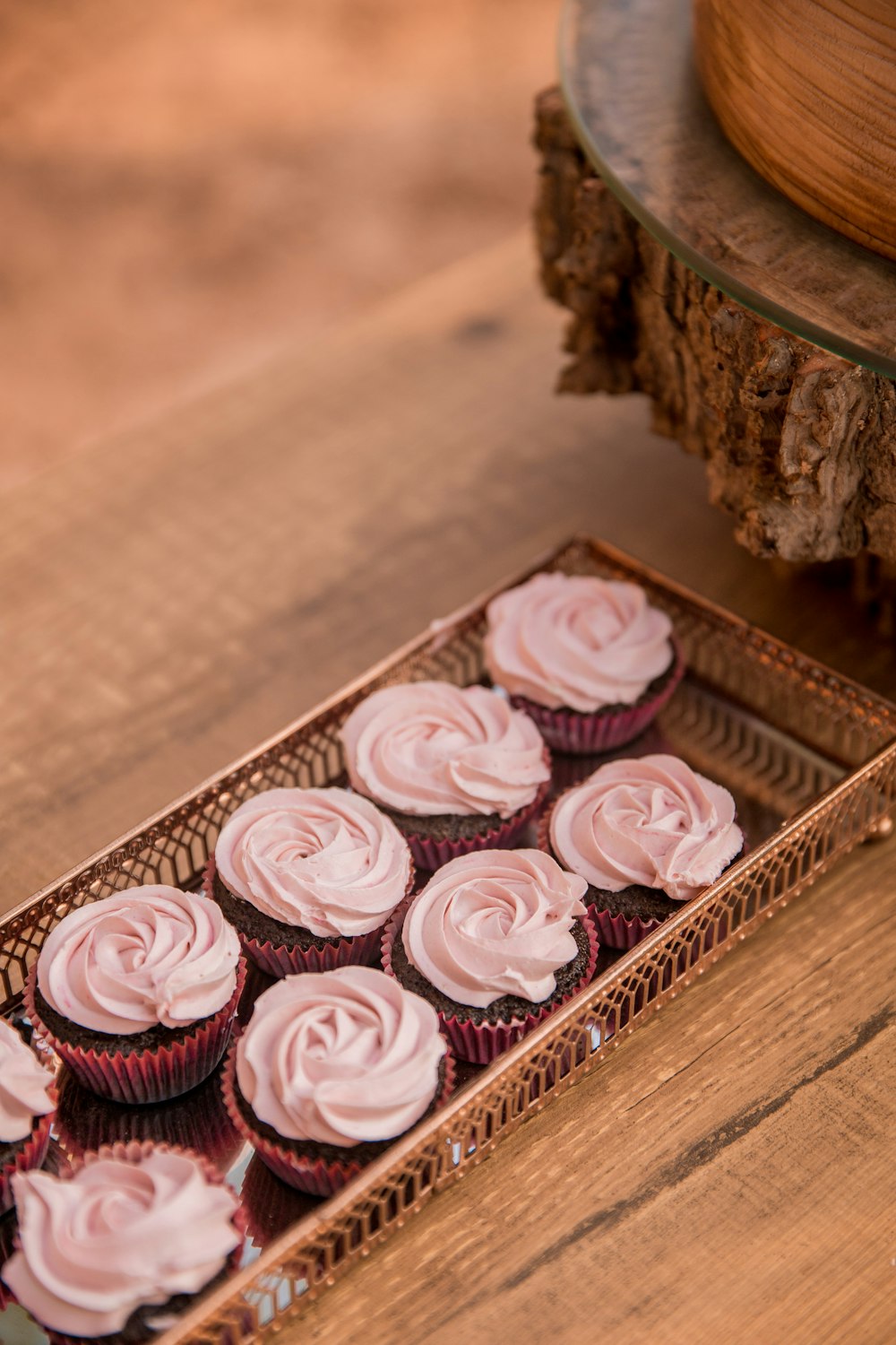 cupcakes al cioccolato su vassoio di legno marrone