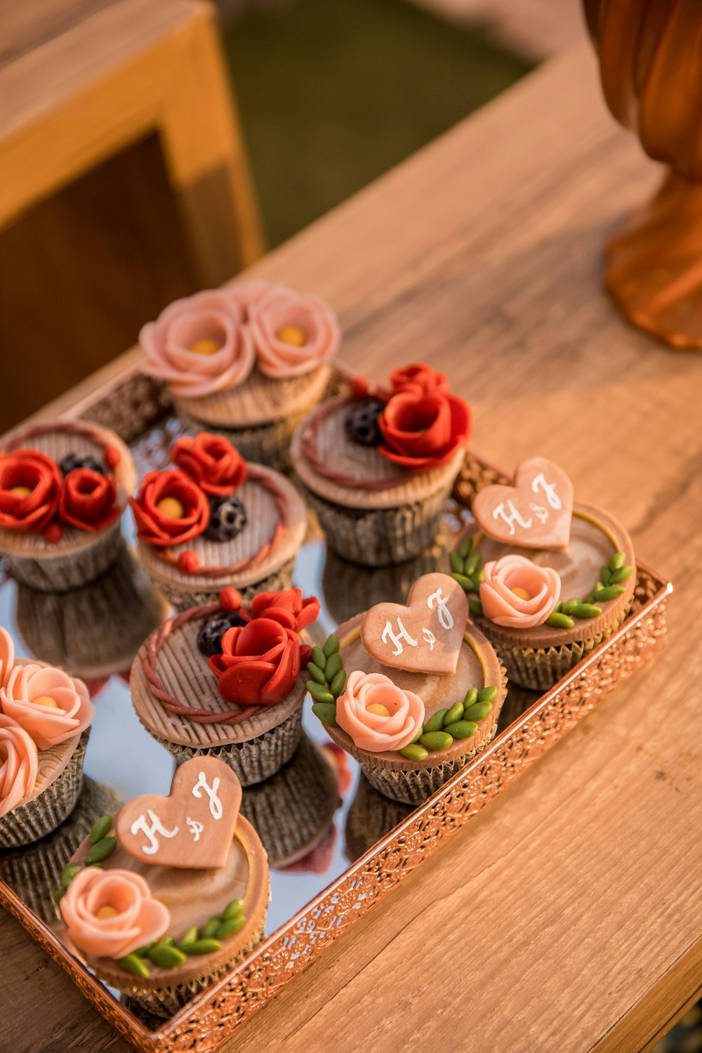 Cupcakes en bandeja de madera marrón