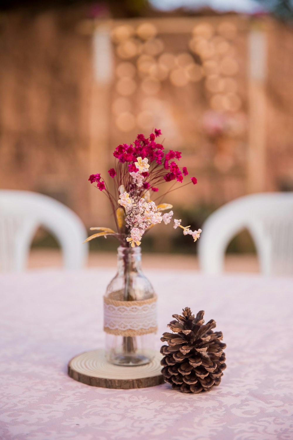 흰색 테이블에 투명 유리 꽃병에 분홍색과 흰색 꽃