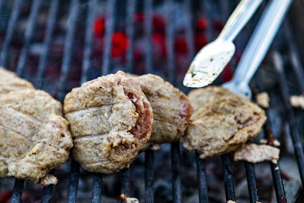 frittiertes Essen auf schwarzem Metallgrill