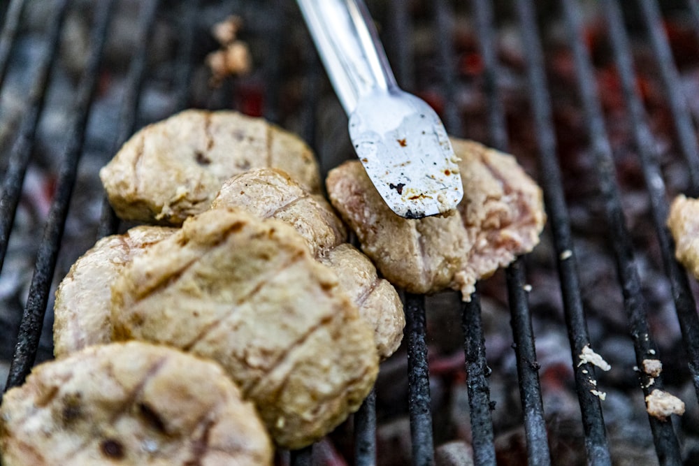 Braune Kekse auf schwarzem Metallgrill