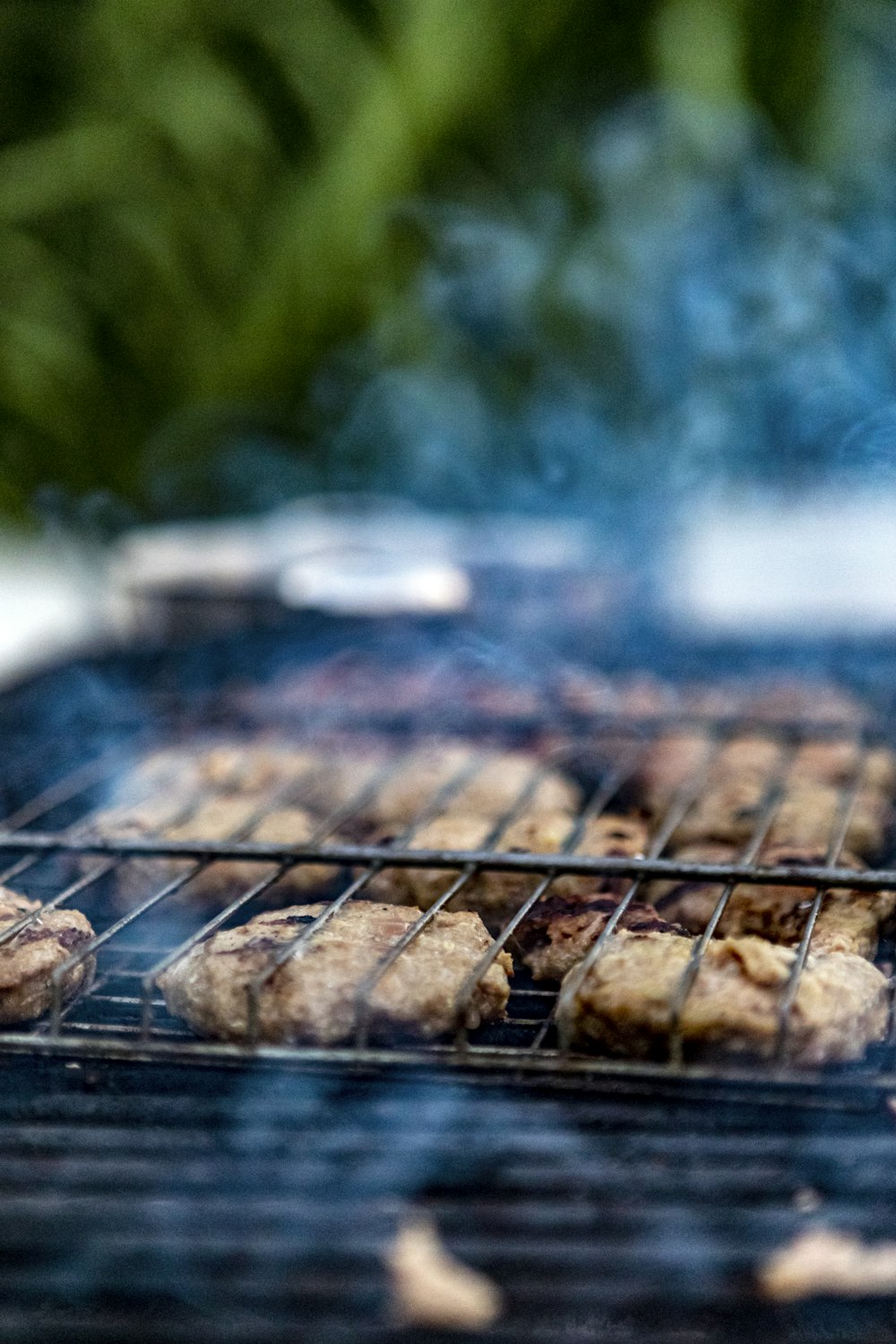 Viande grillée sur un gril au charbon de bois