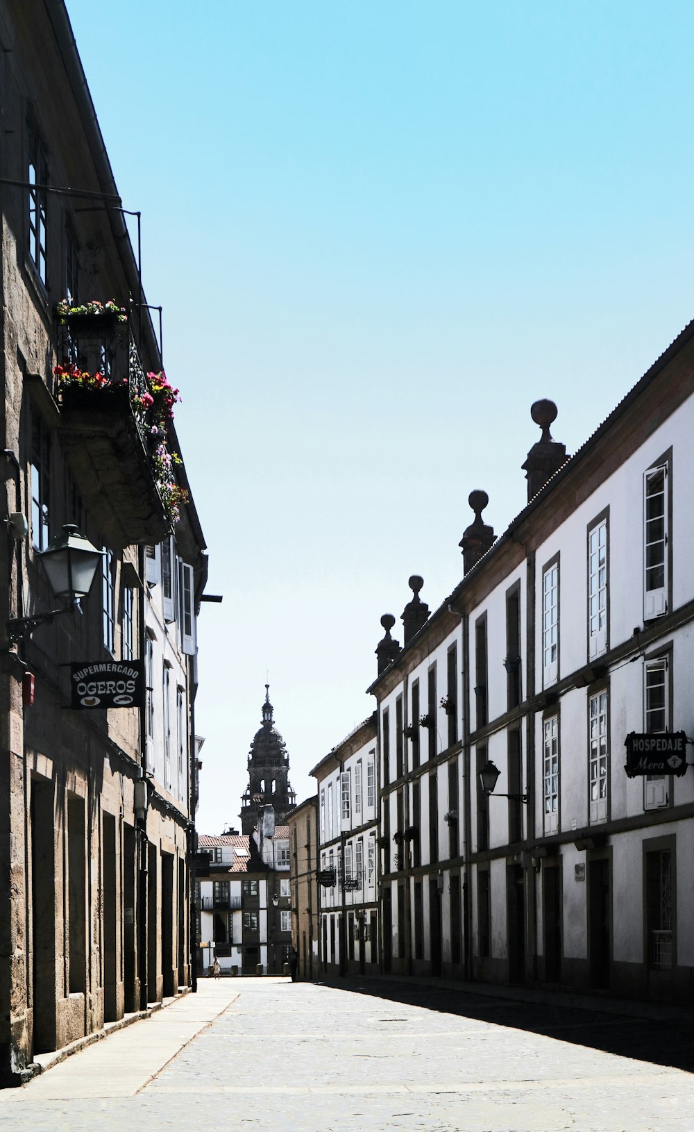 Edificio de hormigón blanco y marrón durante el día