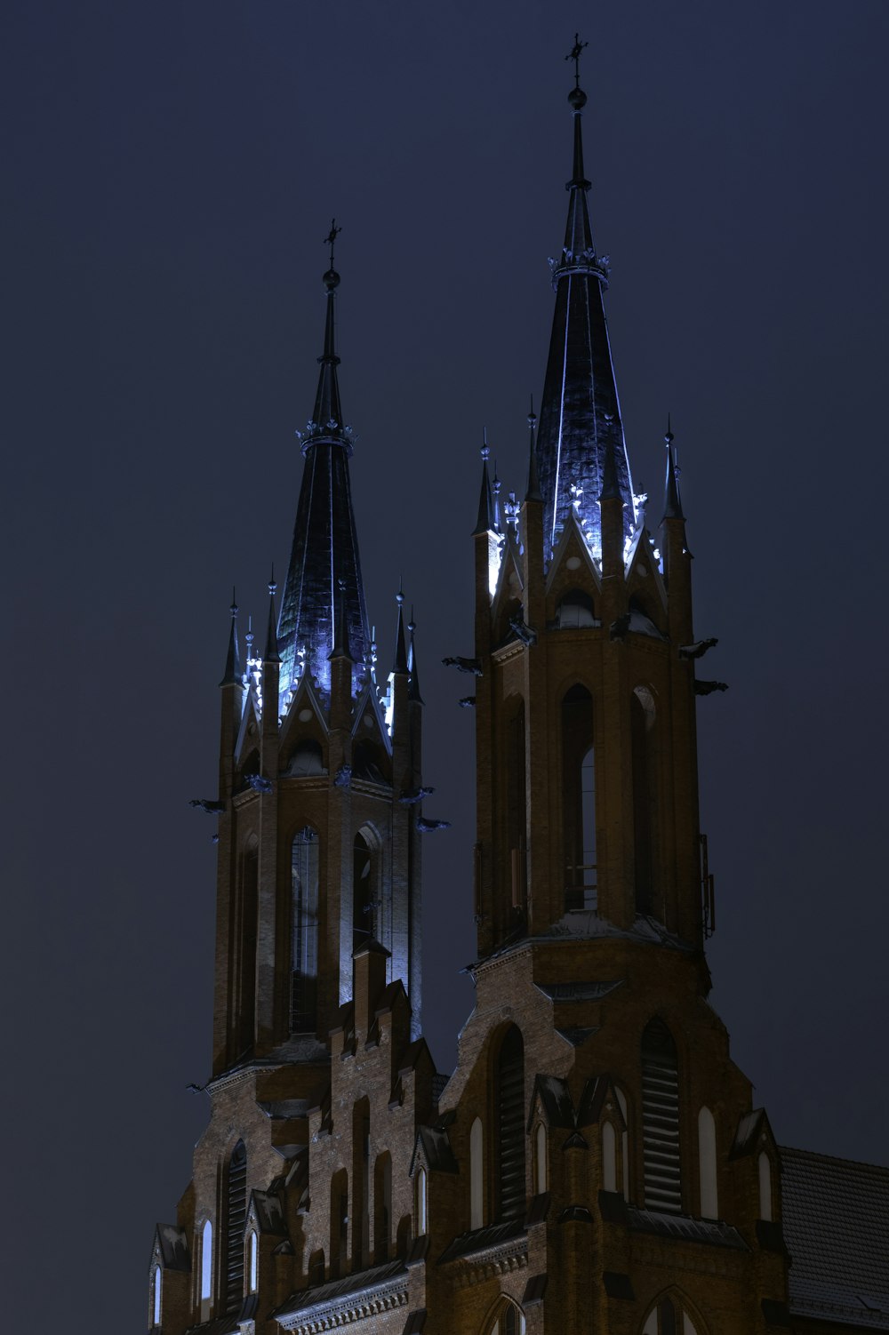 Braune Betonkirche tagsüber unter blauem Himmel