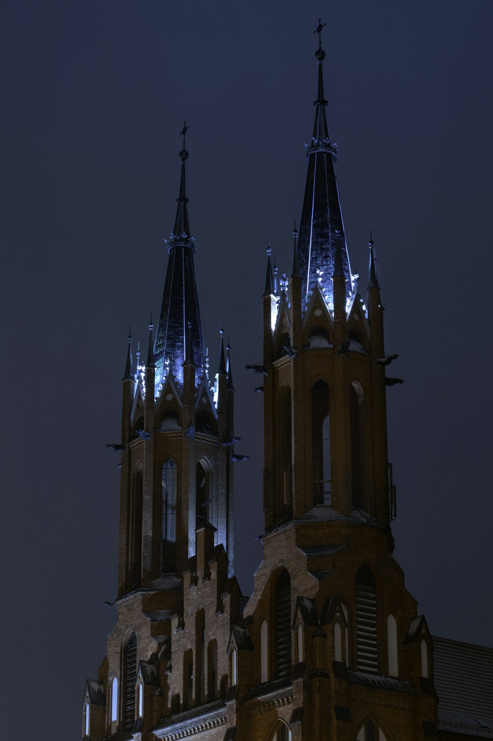 igreja de concreto marrom sob o céu azul durante o dia