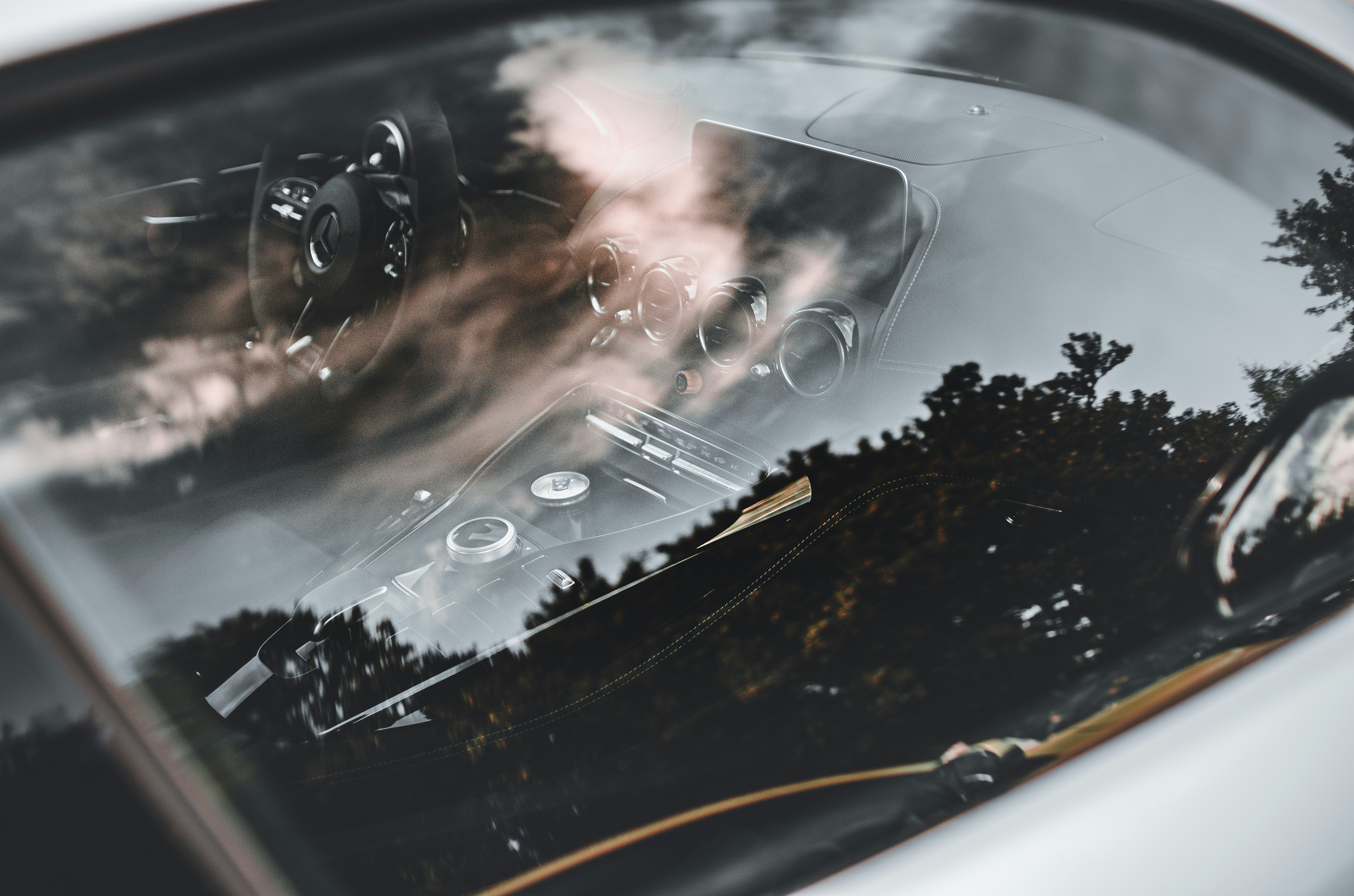 黒と白の車のダッシュボード