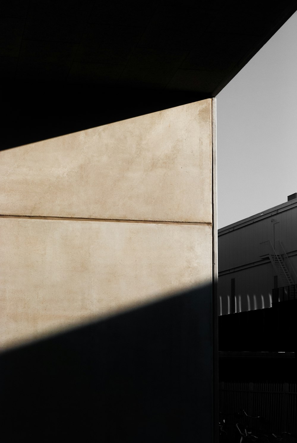 Edificio de hormigón blanco durante el día