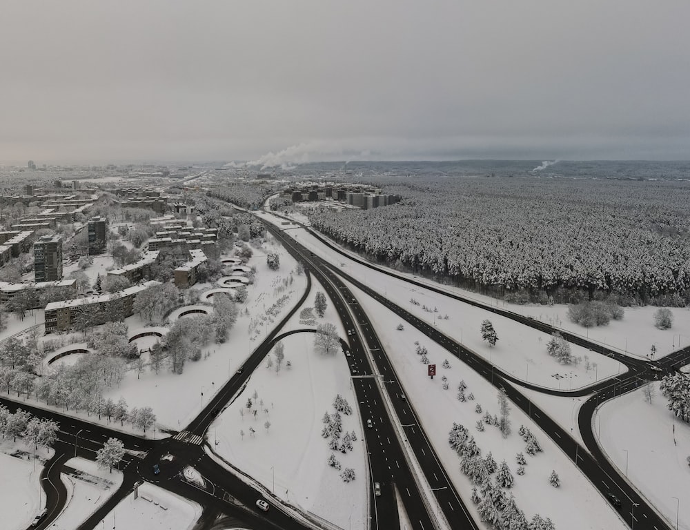 日中の積雪路