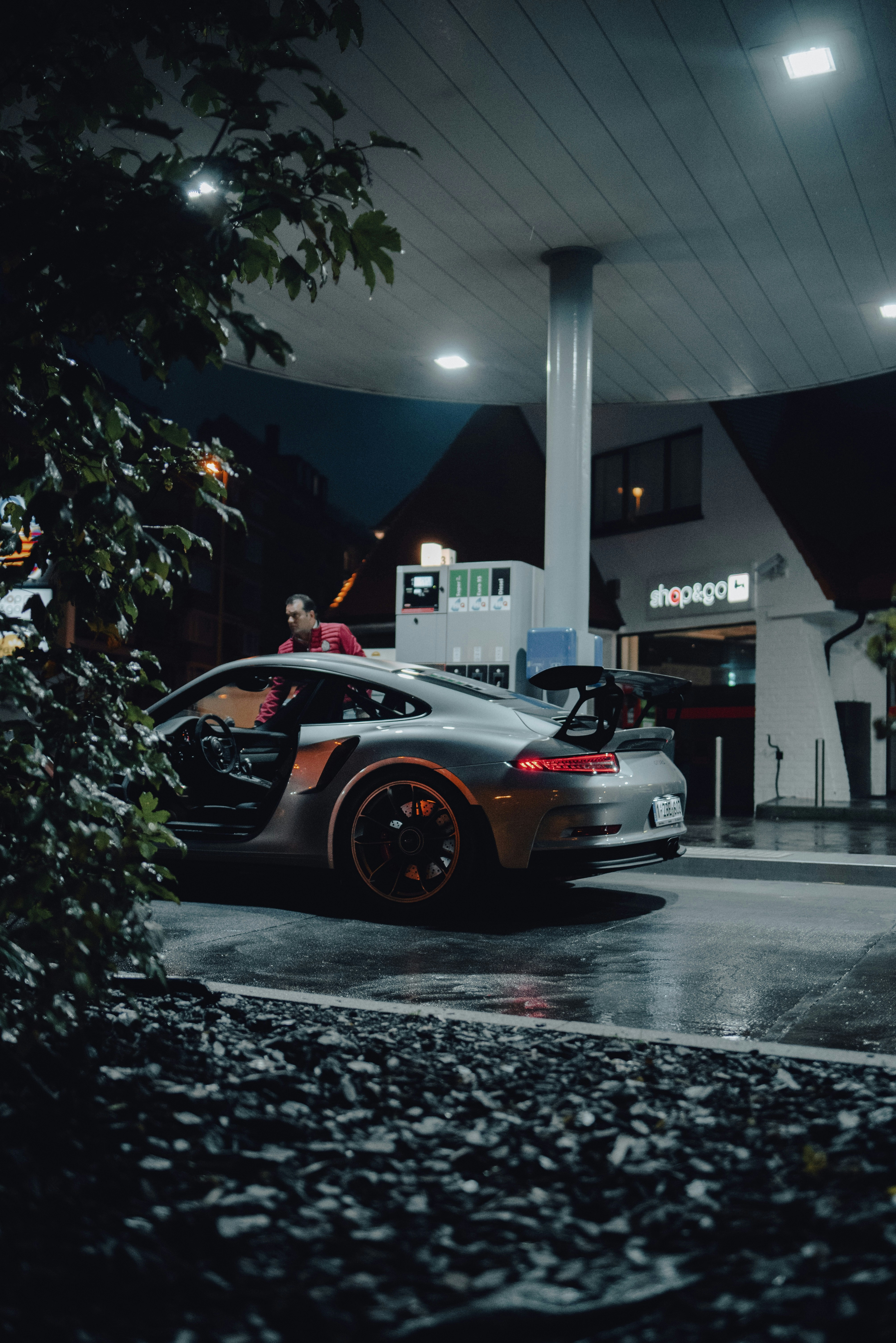 Coches aparcados en el aparcamiento durante la noche foto – Imagen de Coche  gratuita en Unsplash, image size:3000x4494