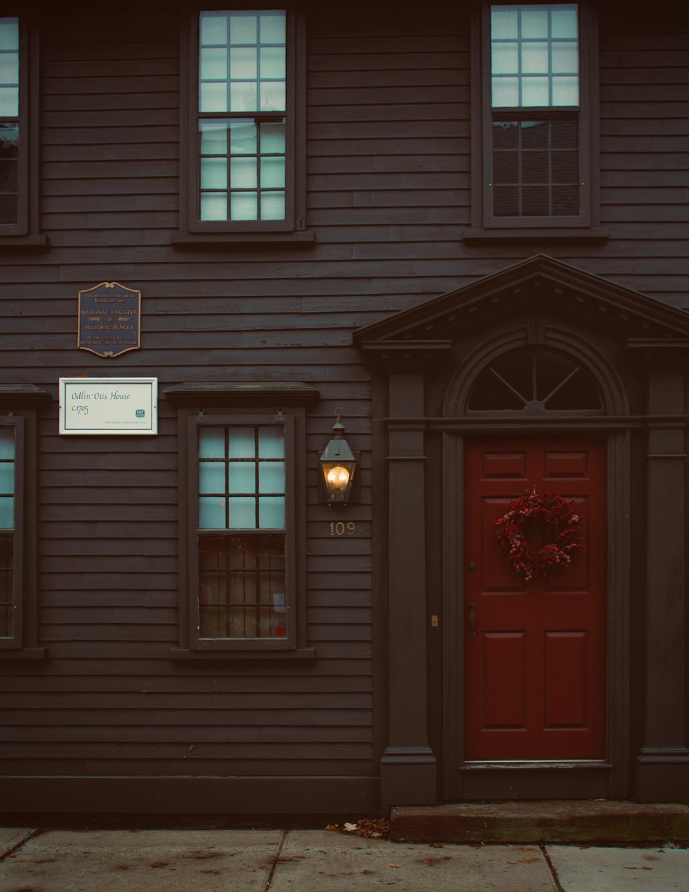 Porte en bois rouge sur bâtiment en béton gris