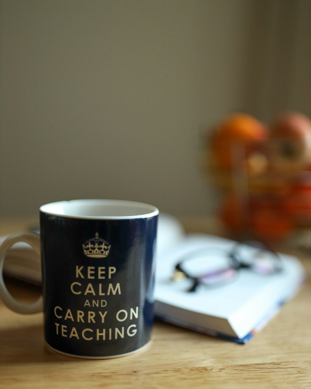 Taza de cerámica azul y blanca sobre mesa de madera marrón