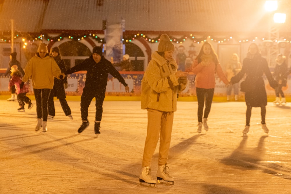 Homme en manteau brun debout sur le champ de glace