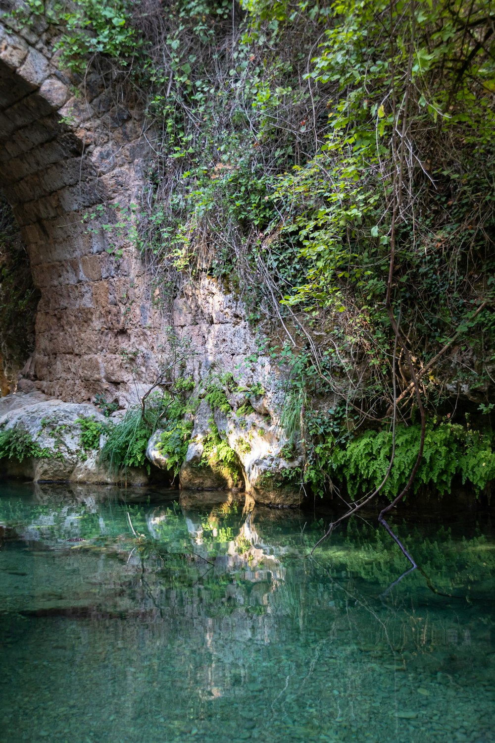 Braune Betonbrücke über den Fluss