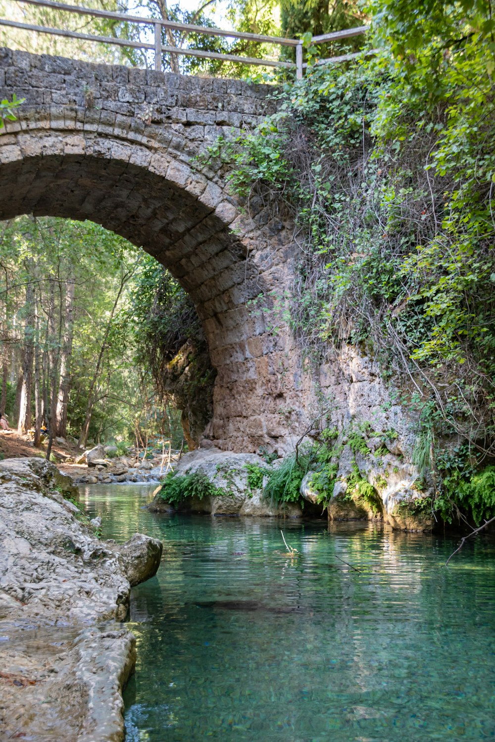 Braune Betonbrücke über den Fluss