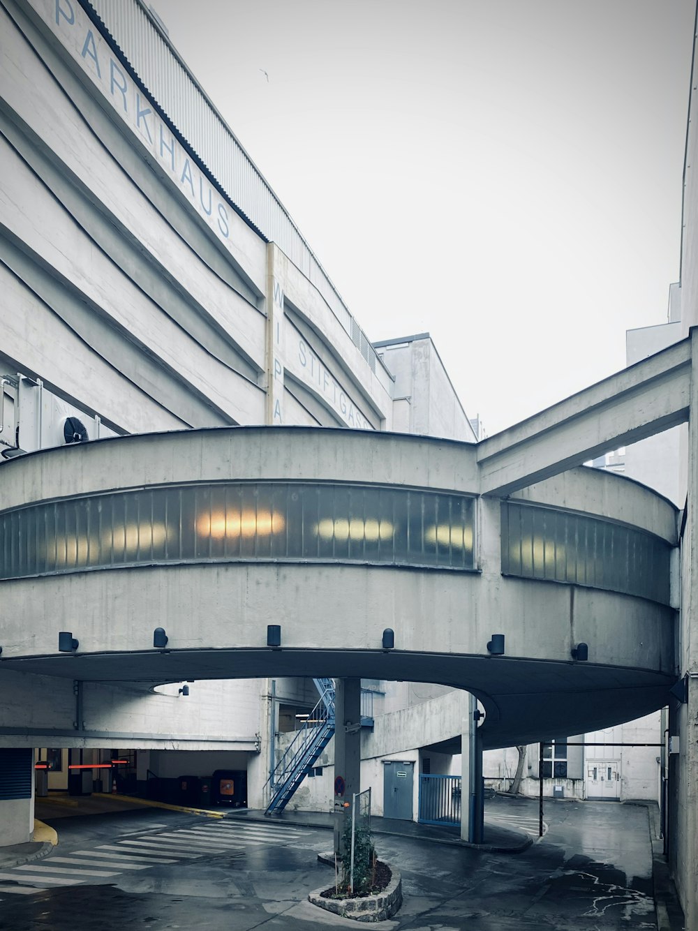 edificio bianco e grigio durante il giorno