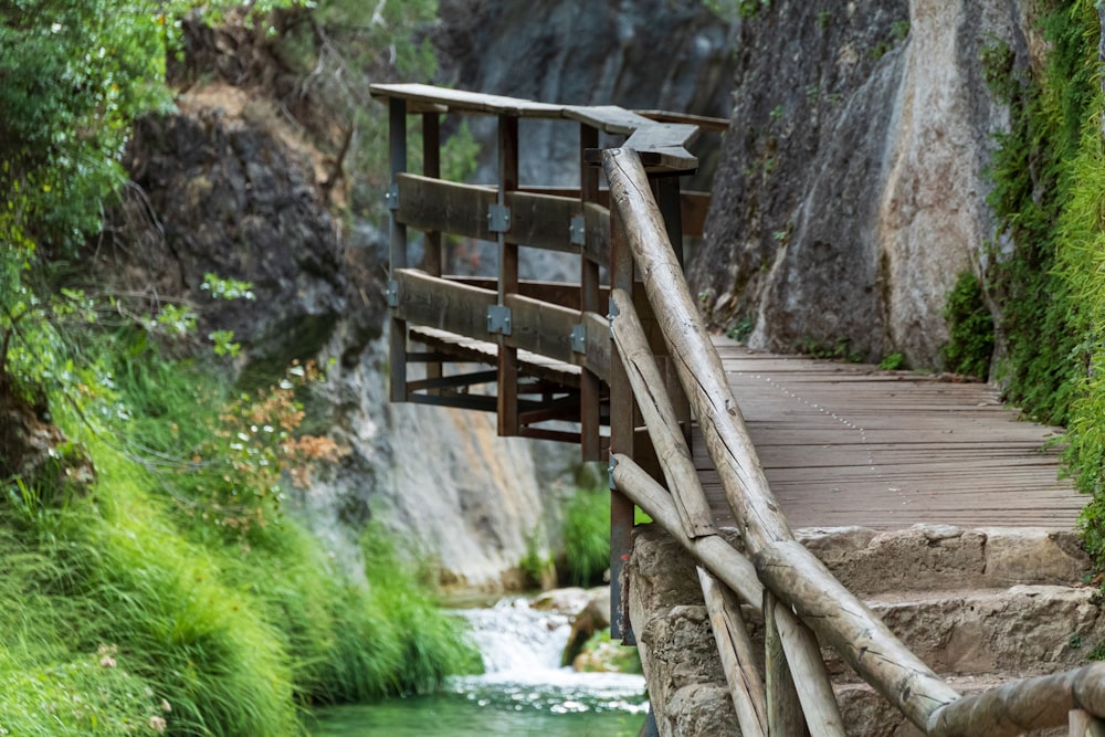 Escaliers en bois brun près de la rivière pendant la journée