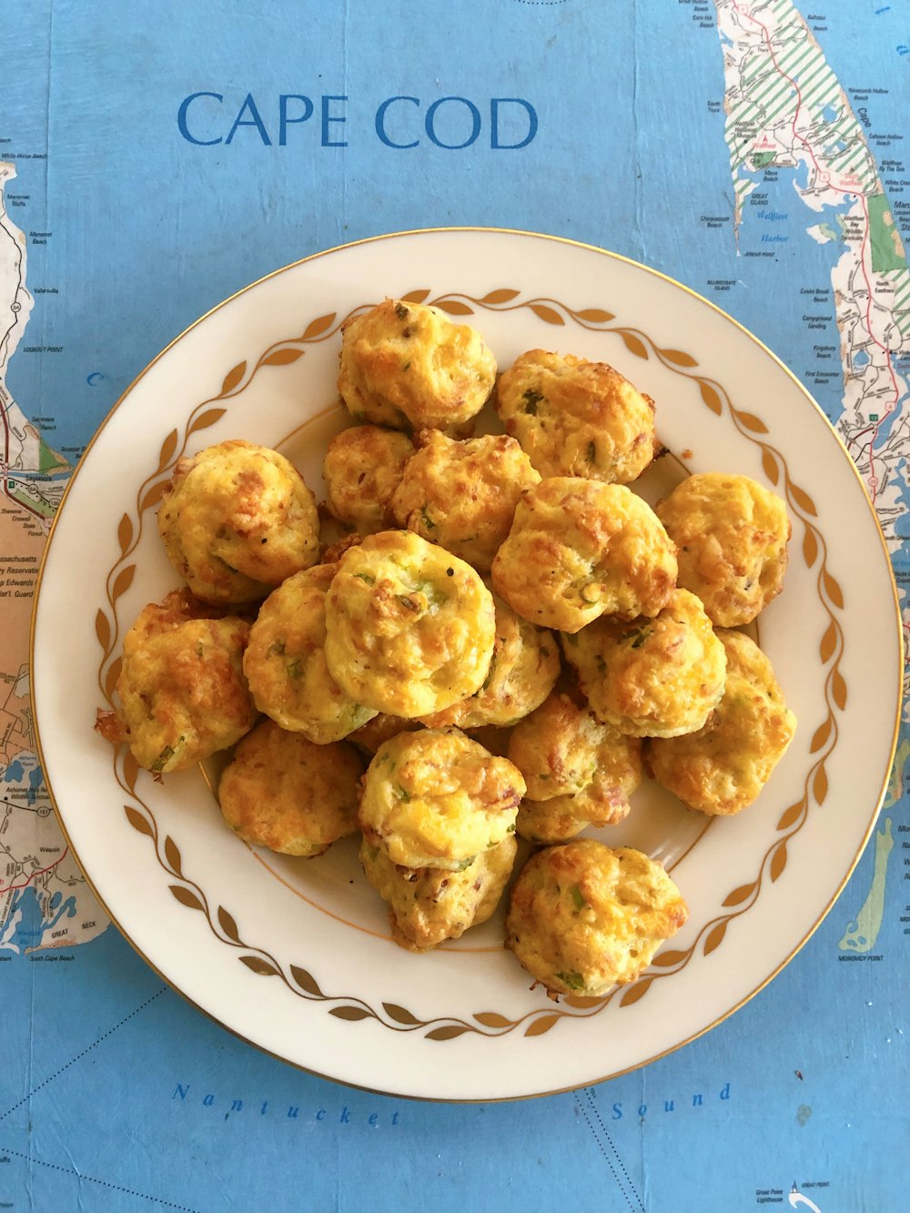 biscuits bruns sur assiette en céramique blanche et bleue