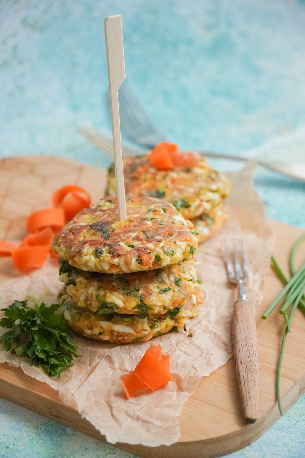 aliments cuits sur une assiette en céramique blanche