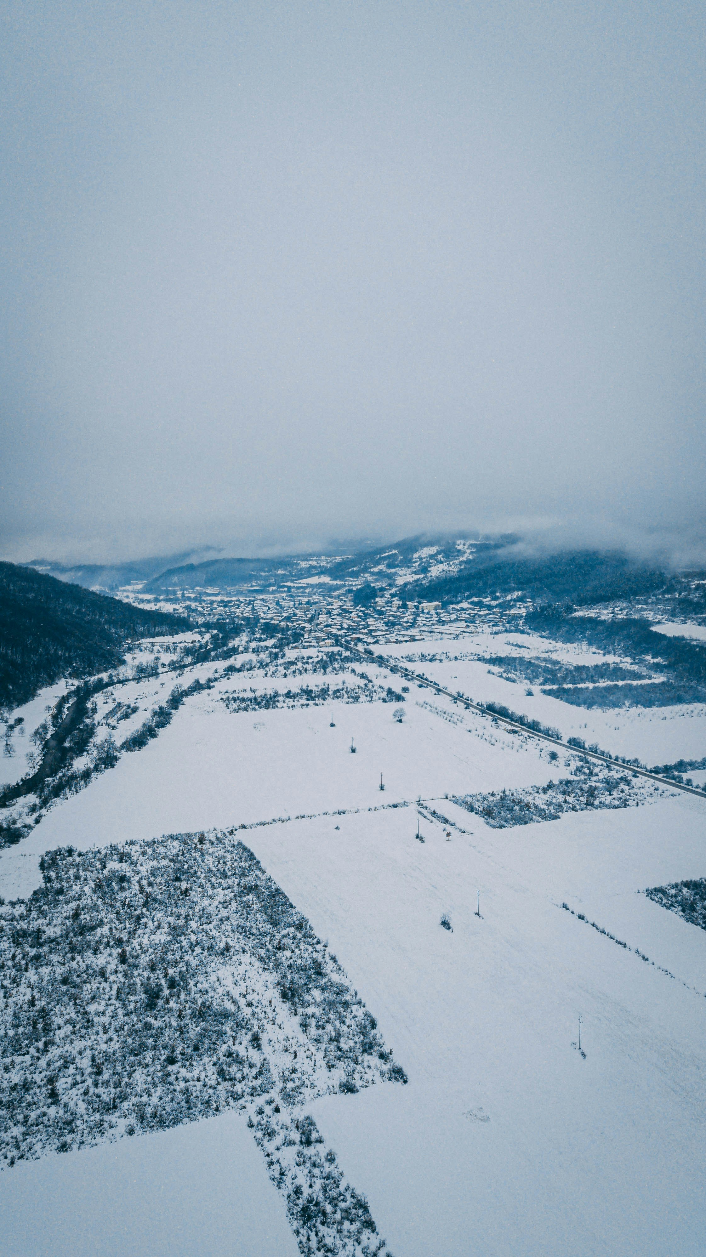Vista aérea de montañas cubiertas de nieve durante el día