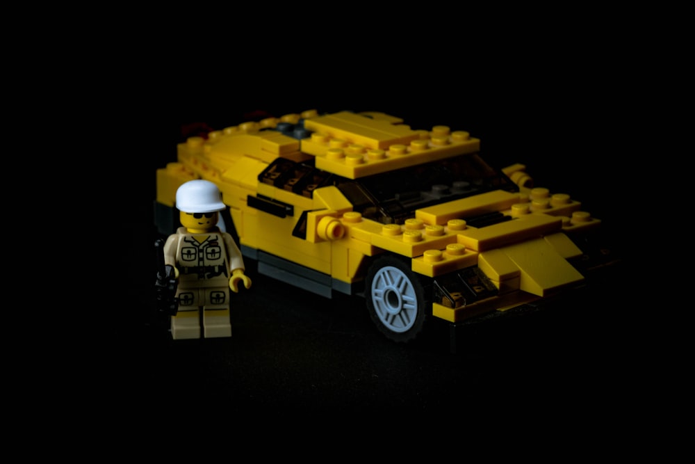 黄色と黒のレゴトラック