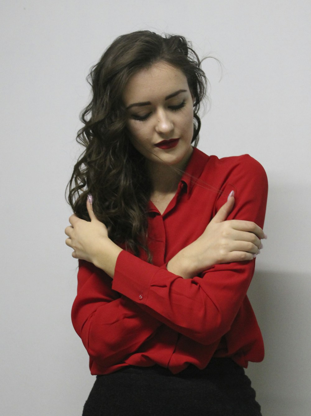 Foto Mujer con camisa roja de manga larga – Imagen Ropa gratis en Unsplash