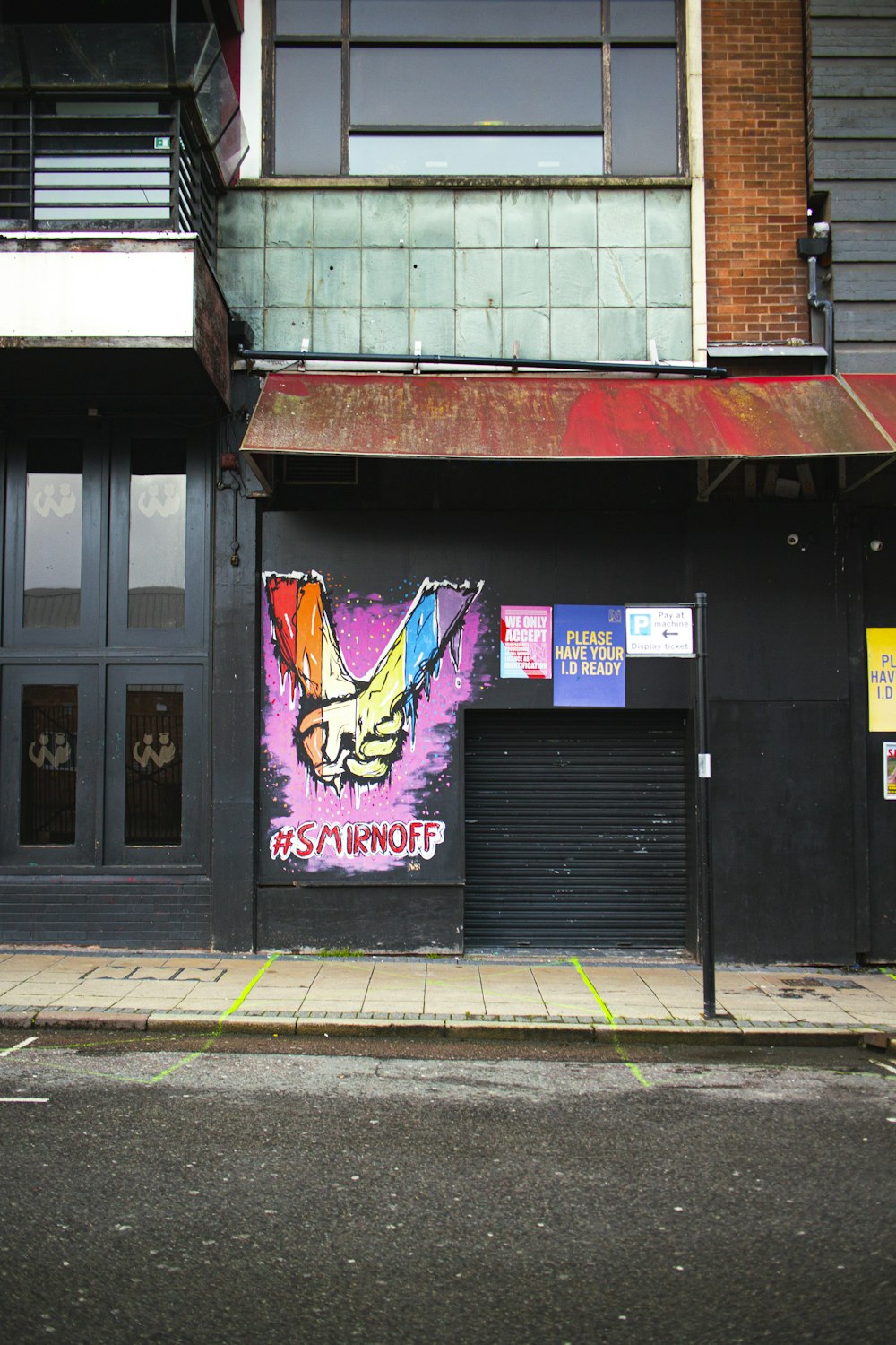 Graffiti púrpura y negro en la puerta de acero negro