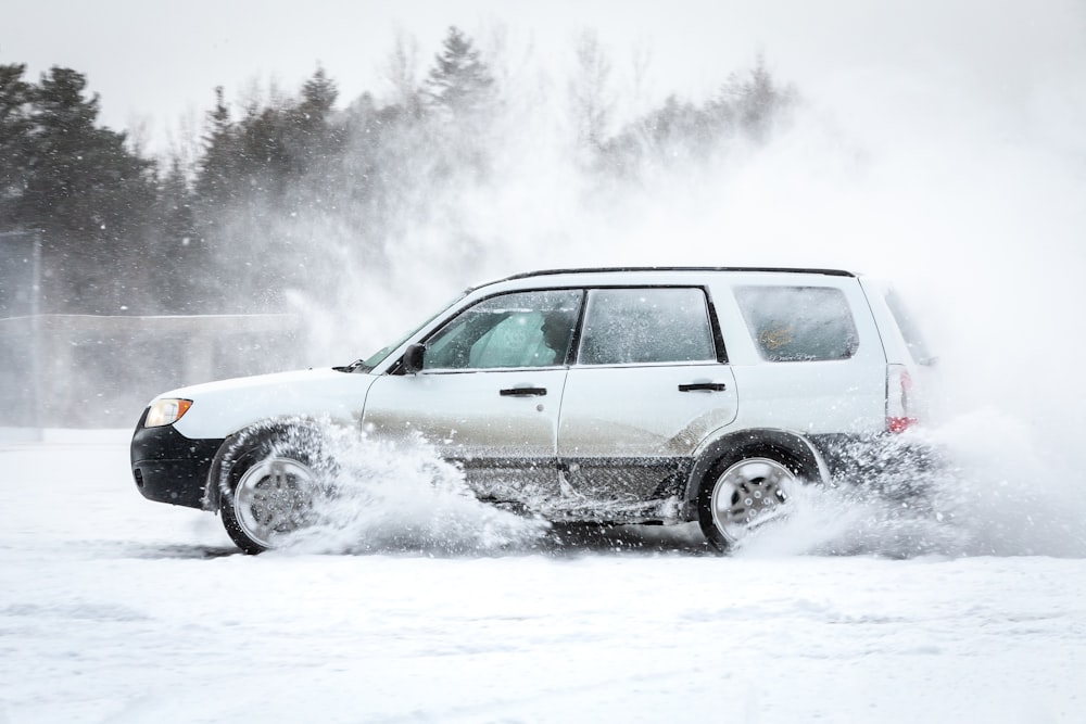 雪に覆われた地面に黒いSUV