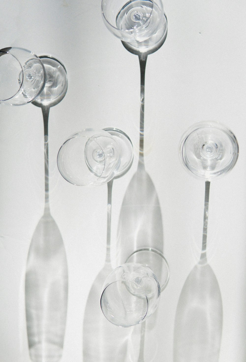 copas de vino transparentes sobre mesa blanca