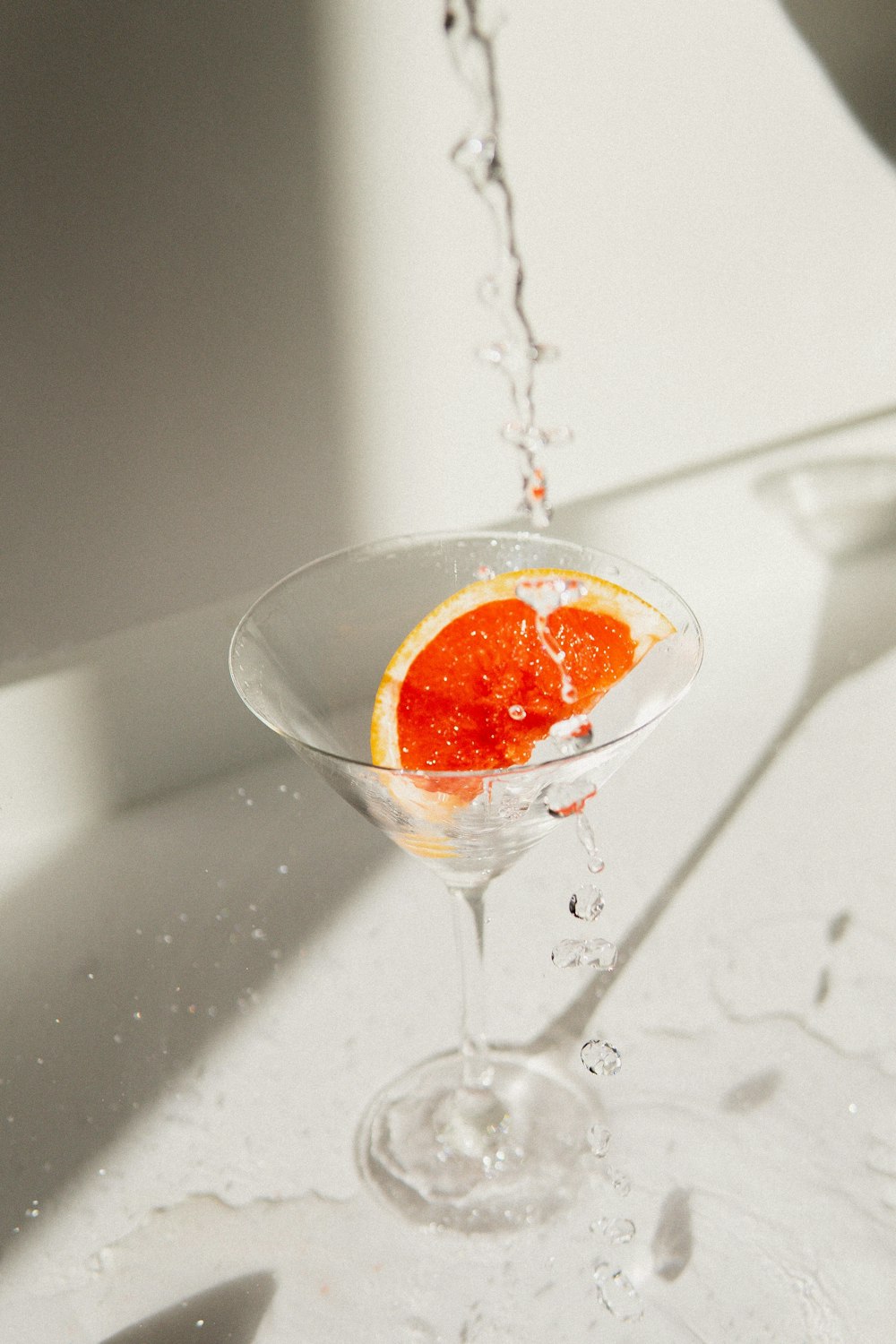 オレンジ色の液体が入った透明なワイングラス