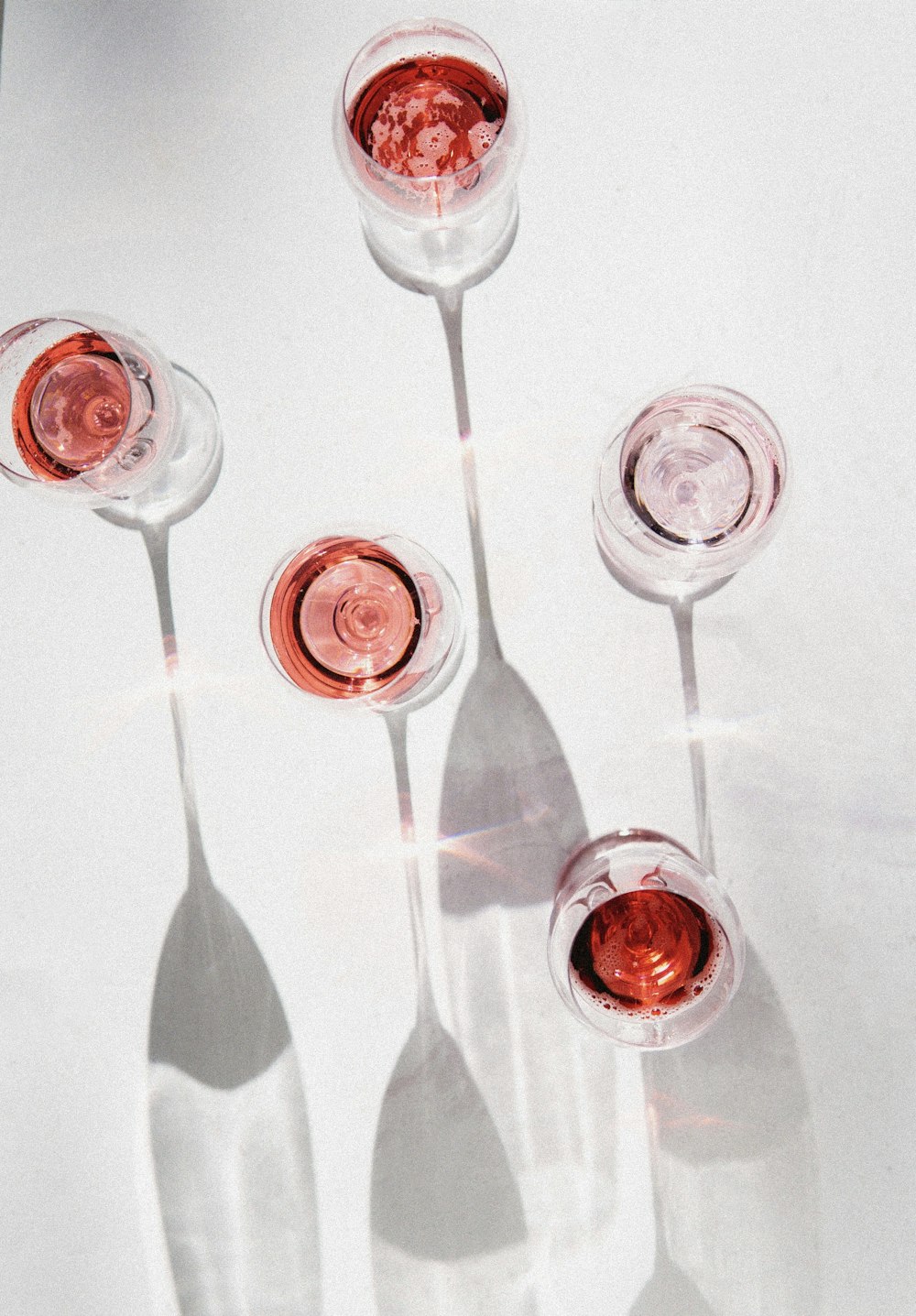 verres à vin clairs avec liquide rouge