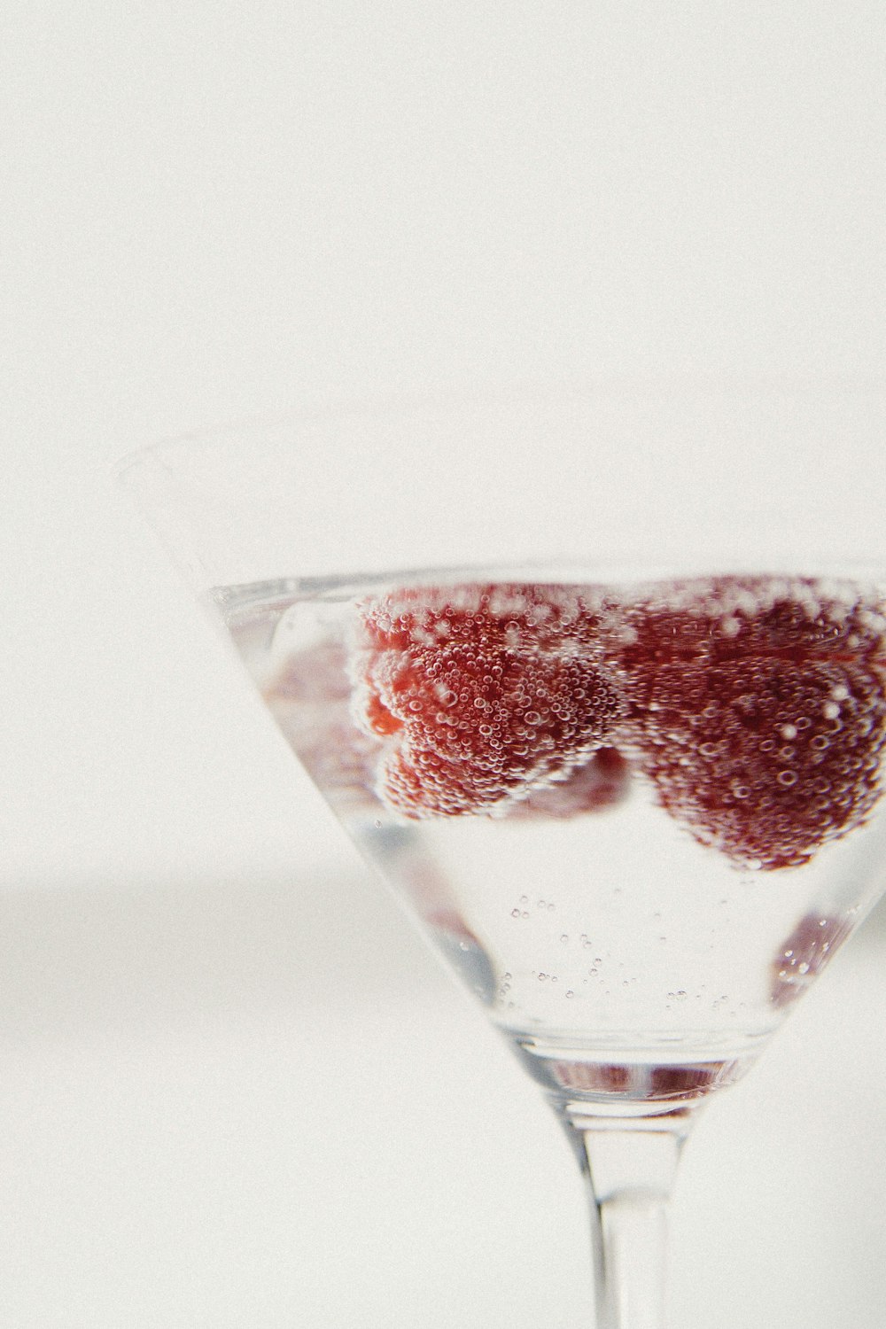 rote Flüssigkeit im klaren Trinkglas