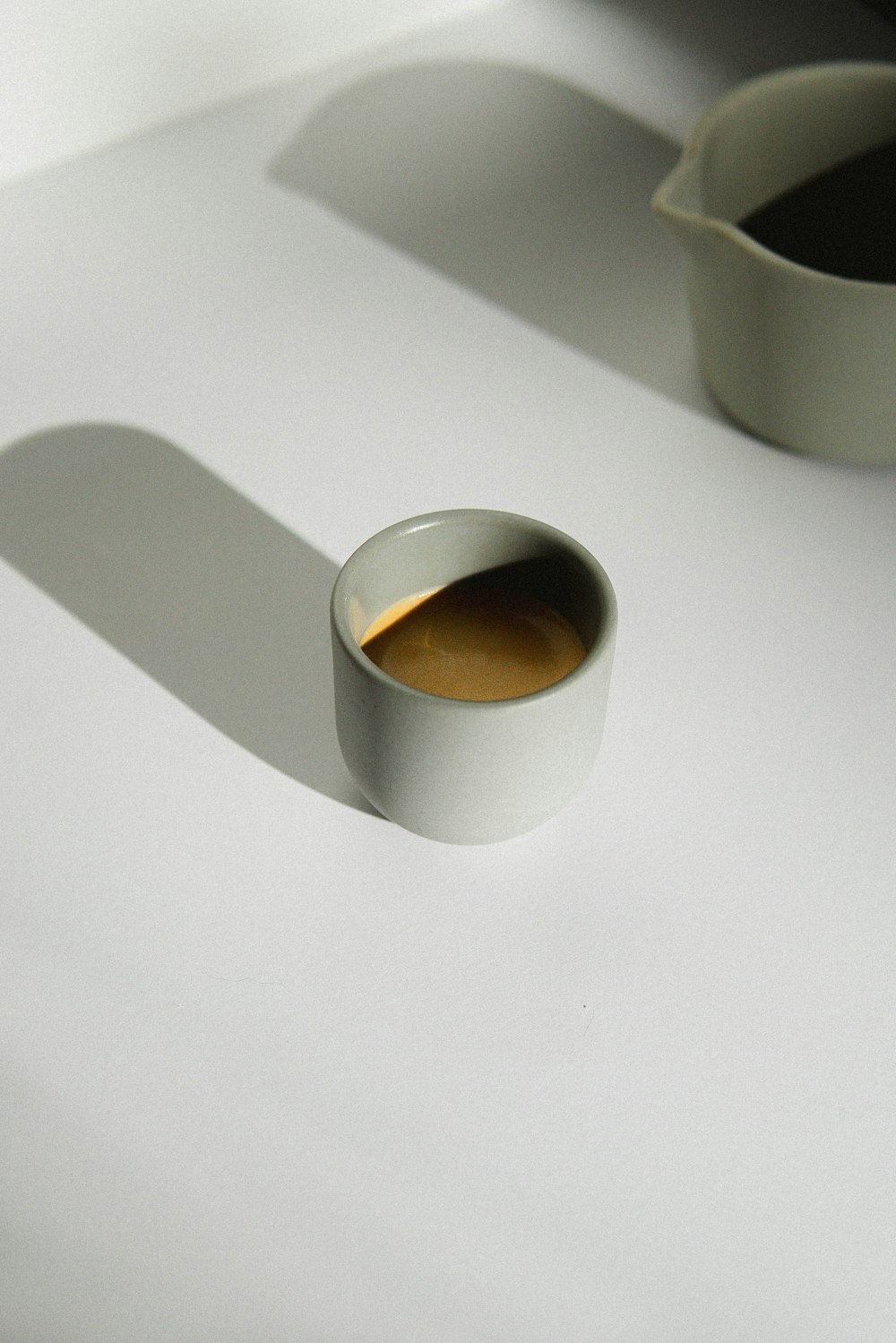 Mug en céramique blanche avec liquide brun