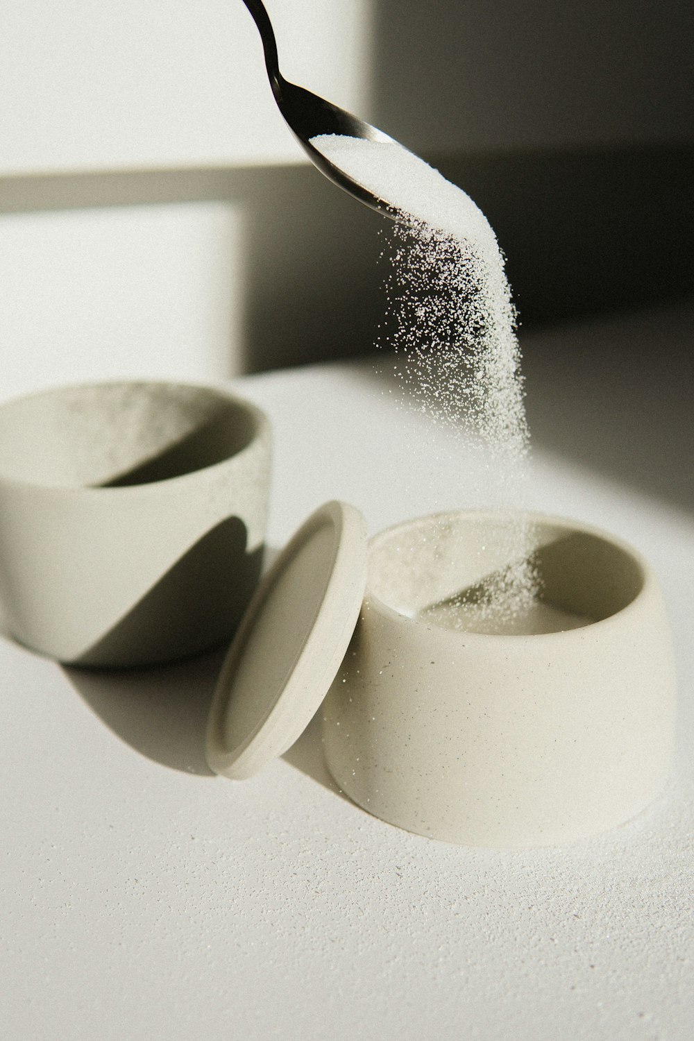 cuenco de cerámica blanca sobre mesa blanca