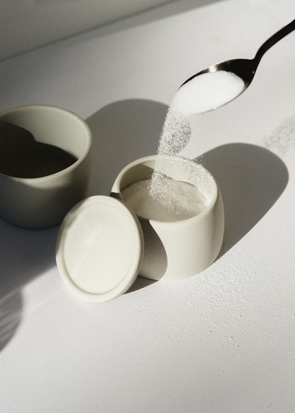 tazze in ceramica bianca su tavolo bianco