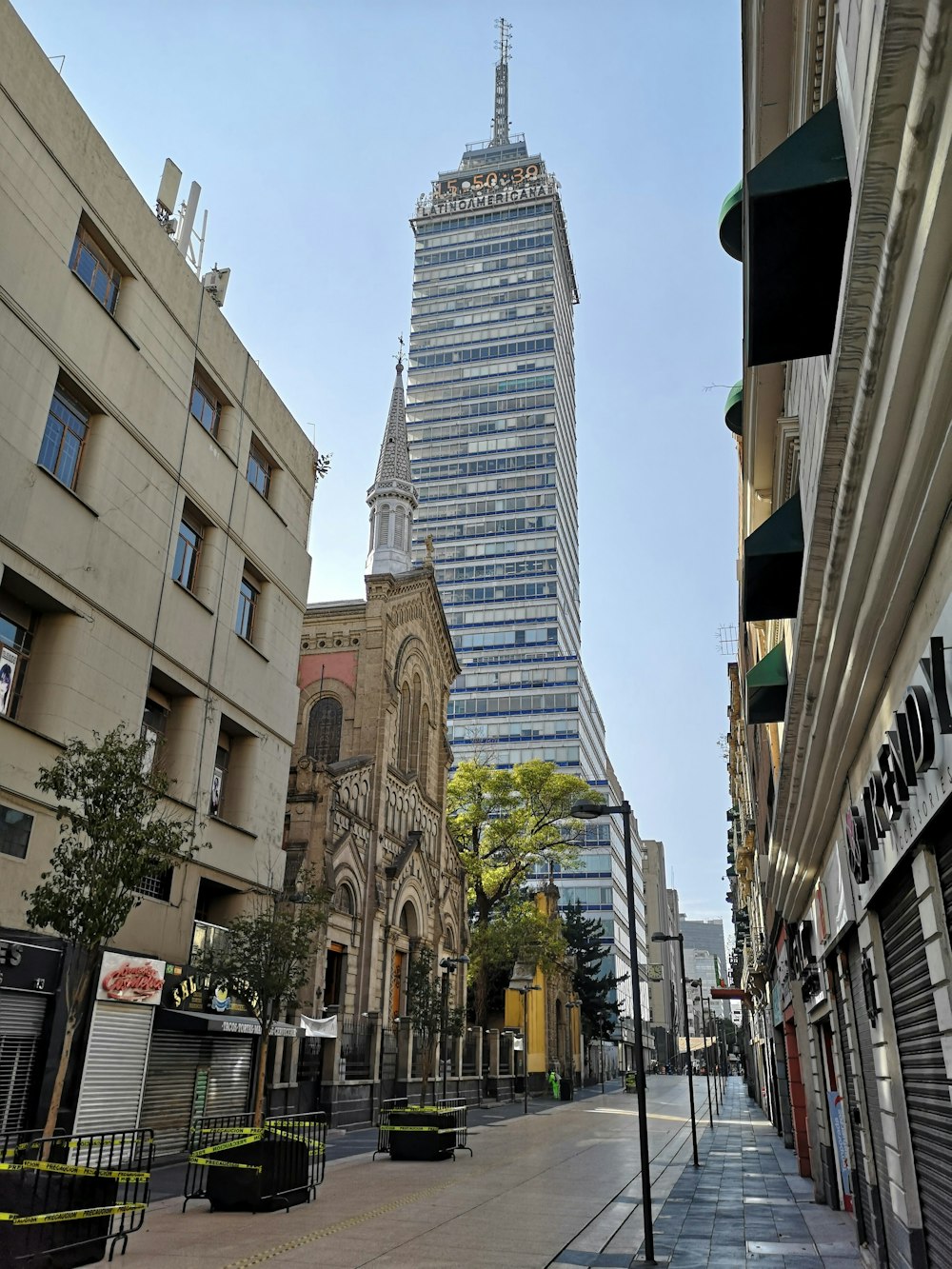 edifício de concreto branco e marrom