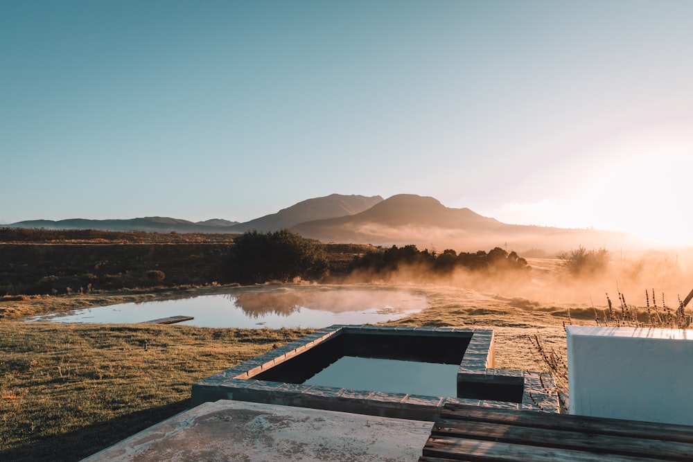 Casa de madera marrón cerca del lago durante el día