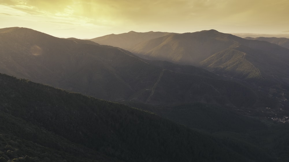 Grüne Berge unter blauem Himmel tagsüber