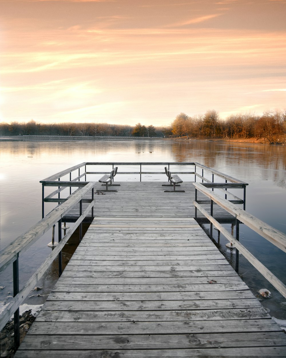 Braunes Holzdock am See tagsüber