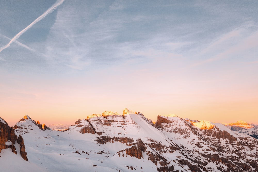 Schneebedeckter Berg tagsüber unter bewölktem Himmel