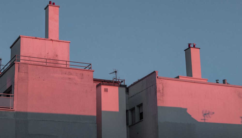 분홍색과 흰색 콘크리트 건물