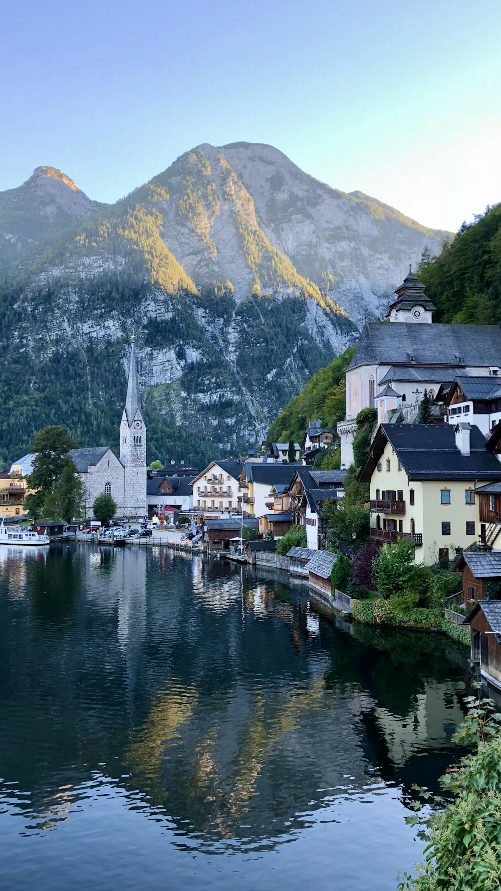 Maisons près d’un plan d’eau et d’une montagne